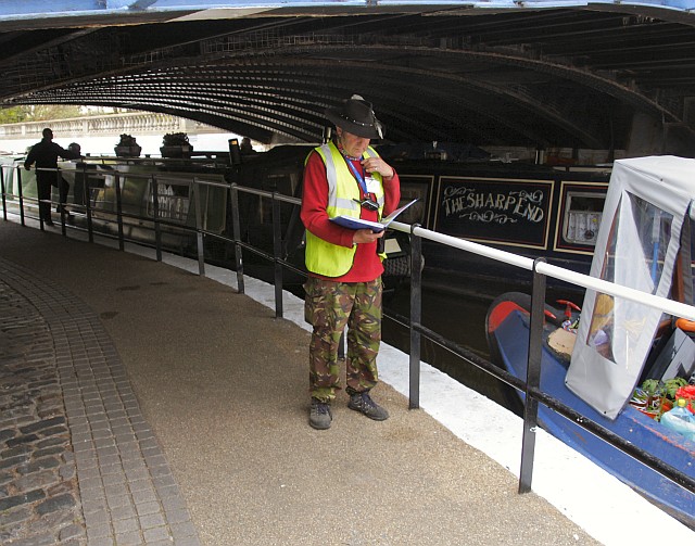 Cavalcade steward tries to sort out the moorings for incoming narrowboats
